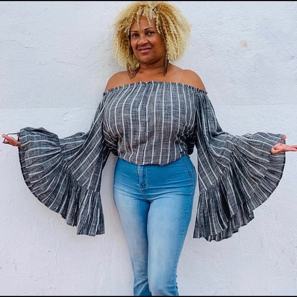 CLOSET CLEARANCE! $20 off the shoulder blouse